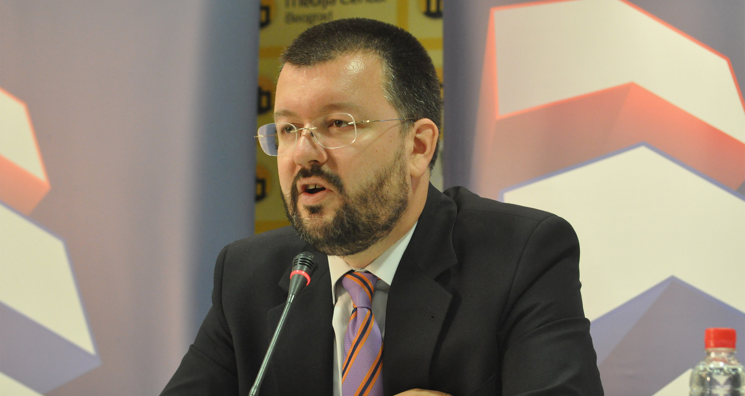 Народна странка осуђује насилно хапшење опозиционог посланика Небојше Медојевића